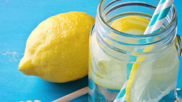 Voda sa limunom ujutru postala je jutarnji ritual miliona ljudi širom svijeta, posebno među onima koji žele da očiste organizam, smršaju ili ojačaju imunitet