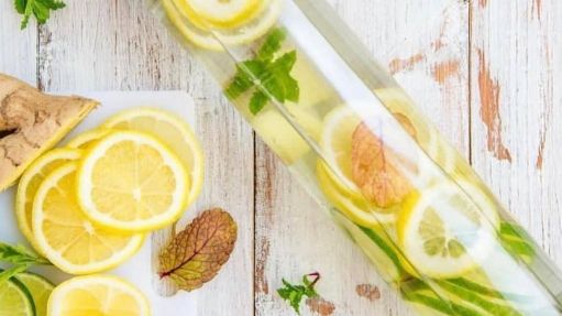 Voda sa limunom ujutru postala je jutarnji ritual miliona ljudi širom svijeta, posebno među onima koji žele da očiste organizam, smršaju ili ojačaju imunitet