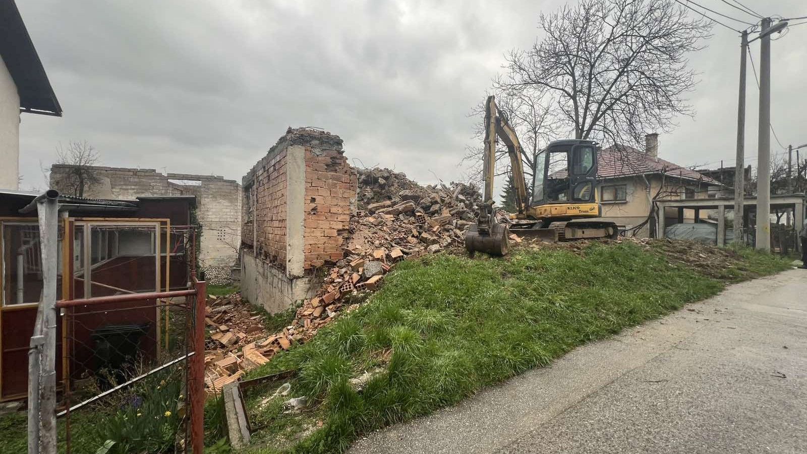 Na području općine Novo Sarajevo uklonjeno deset devastiranih objekata