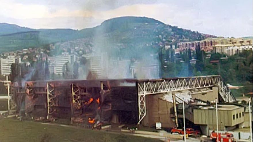 Granata ispaljena sa četničkih položaja oko 12 sati, ispaljena s Kromolja zapalila je olimpijsku dvoranu "Zetra", nakon čega su intenzivnim granatiranjem sprječili njeno gašenje.
