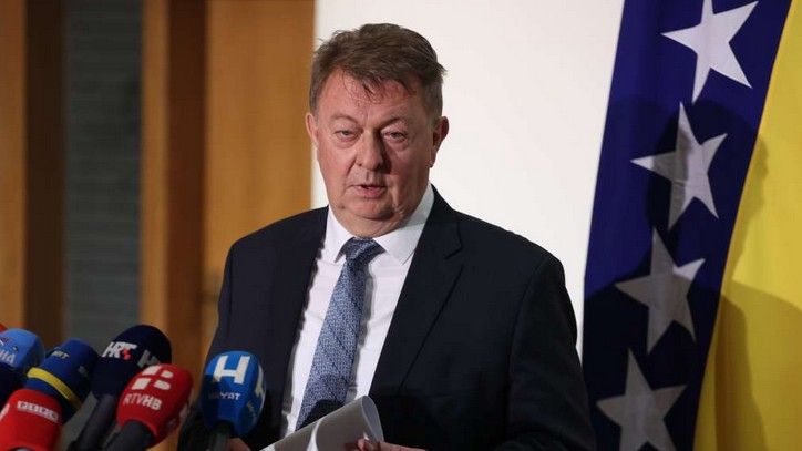 Znamo da ne postoji politička volja unutar Kluba srpskog naroda u Domu naroda da bi se realizirala politička inicijativa o smjeni Špirića i dvojice ministara, kaže Ćosić