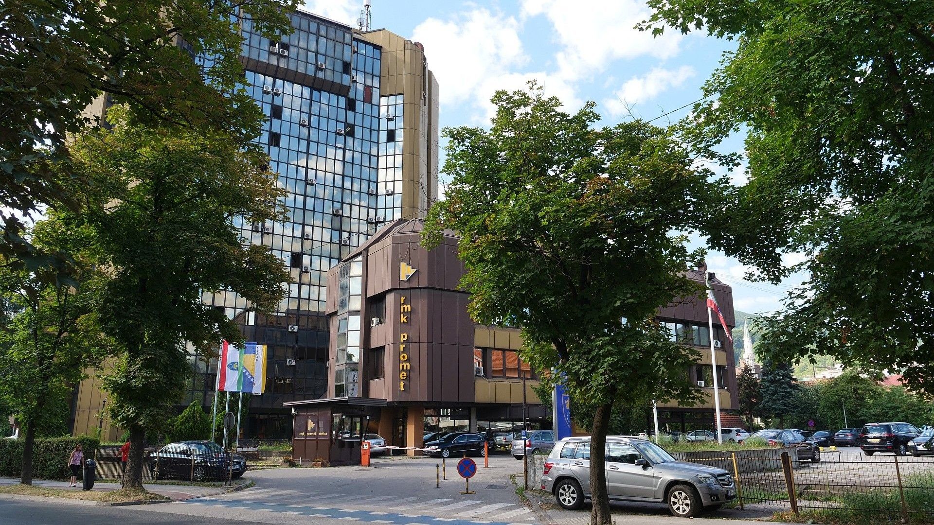 Nakon toga nudi nezakonitu odluku, koja je neprihvatljiva čak i za njegovo pravobranilaštvo, a sada ponovo pod motom ucjene najavljuje povlačenje i te odluke