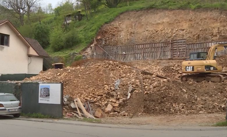 Velmi odsjekli stepenice i prilaz kući da izgrade zgradu