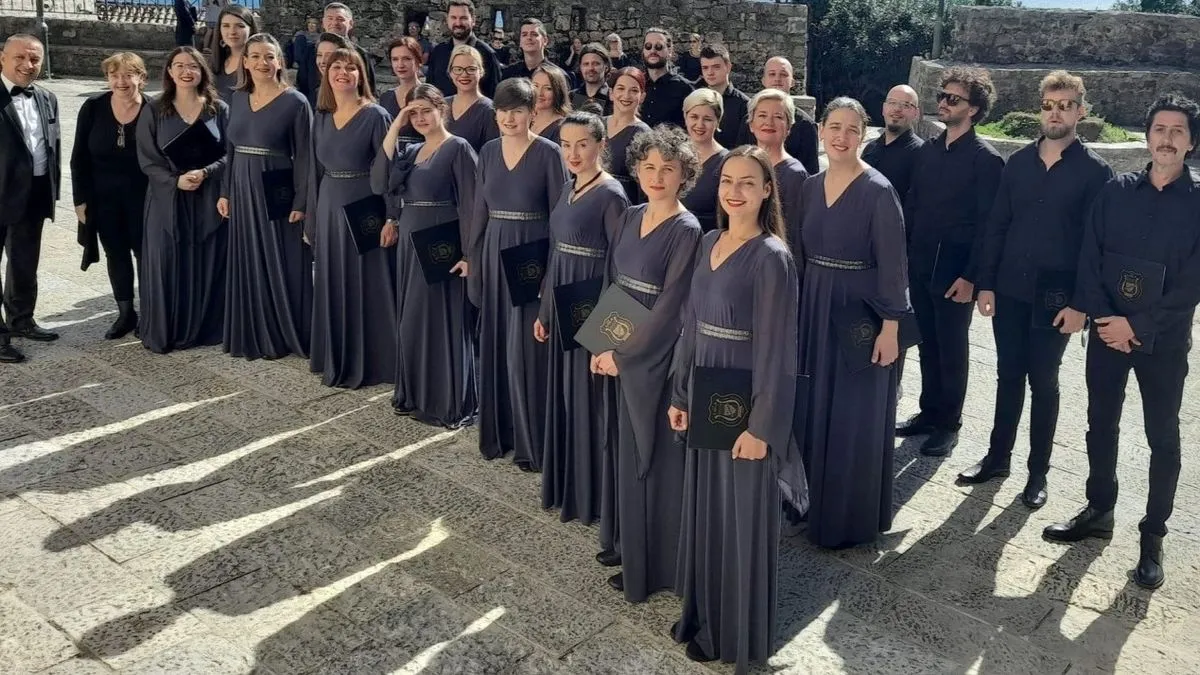 U relativno kratkom periodu djelovanja, 'LOLA' je održala brojne samostalne koncerte i nastupe širom BiH, ali i u Hrvatskoj, Srbiji, Sjevernoj Makedoniji, Crnoj Gori i Austriji. 