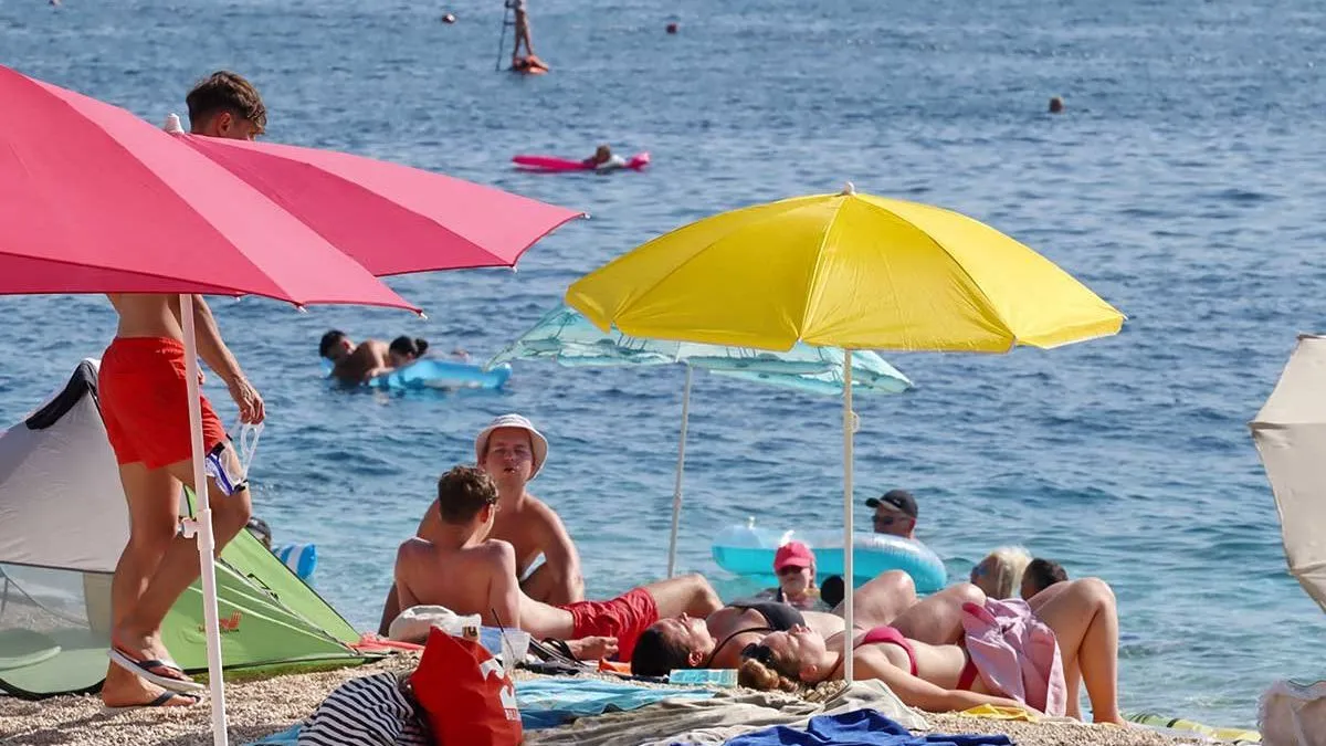 Mnogi se dive snalažljivosti turista, dok ih drugi kritikuju zbog nedostatka solidarnosti i poštovanja