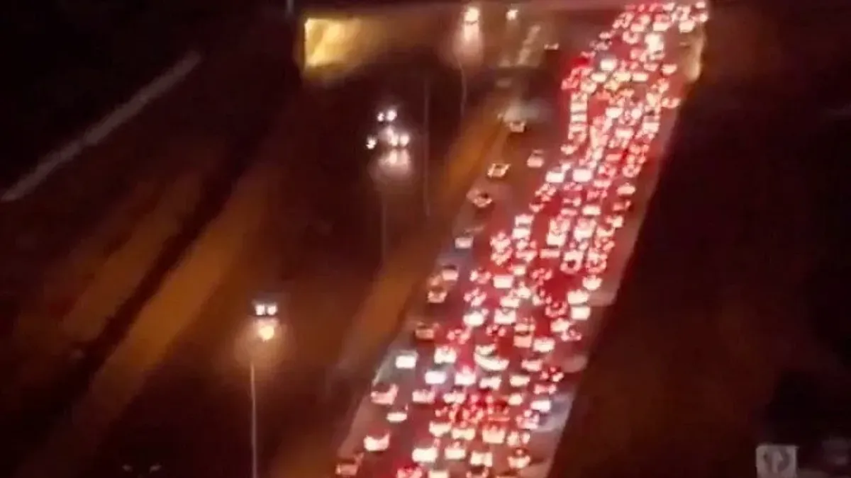 Na fotografijama i video snimcima se mogu vidjeti kilometarske kolone ljudi koji pokušavaju napustiti Teheran