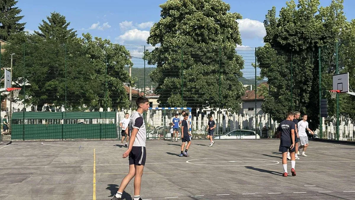 Turnir koji svoje početke bilježi u ratnom Sarajevu i koji se igrao pod kišom granata, živi i više od 3 decenije poslije. 