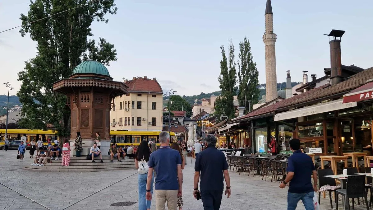 Prošetali smo srcem Sarajeva: Zukorlić u šetnji Baščaršijom, zaustavljaju ga brojni građani