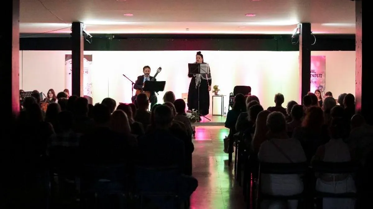 U prepunoj galeriji Bosanskog kulturnog centra, sinoć u 19:00 sati otvoren je peti Festival umjetnosti "Mimika" 