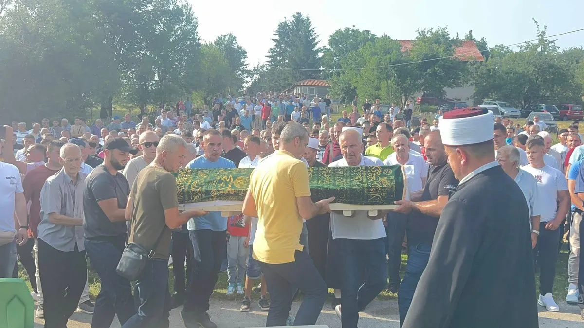 Veliki broj ljudi stigao je kako bi se oprostio od prerano preminulog mladića