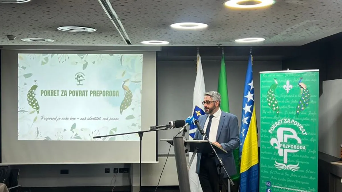 Iz Pokreta za povrat 'Preporoda' nazvali su ovo mubarek petak i ozvaničenje borbe za povratak bošnjačkog ponosa koji se zove Preporod i njegov paun-ljiljan