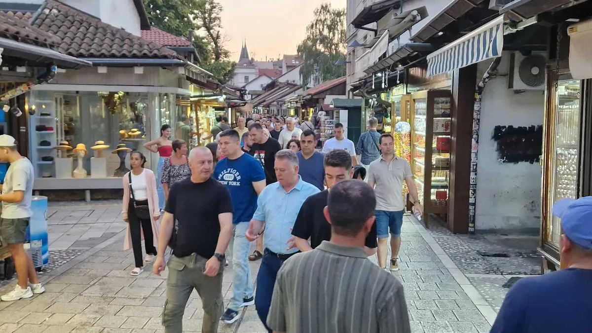 I samo što se oprostio od jedne grupe onih koji ga uvažavaju, Zukorlića su zaustavili drugi građani...