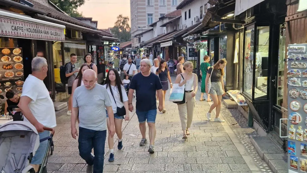 I samo što se oprostio od jedne grupe onih koji ga uvažavaju, Zukorlića su zaustavili drugi građani...