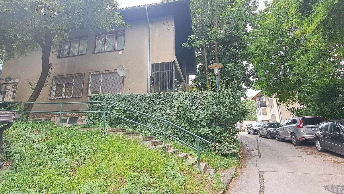 Sumnja se da je ona majku hladnim oružjem ubila prije dva dana