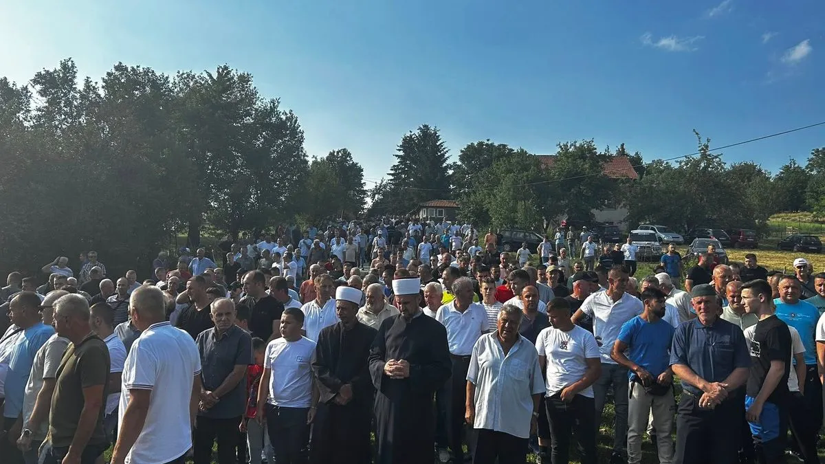 Veliki broj ljudi stigao je kako bi se oprostio od prerano preminulog mladića