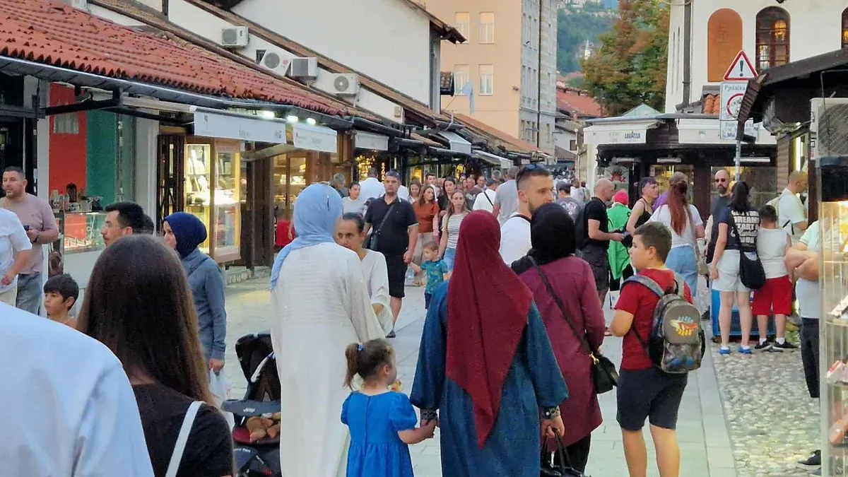 Prošetali smo srcem Sarajeva: Zukorlić u šetnji Baščaršijom, zaustavljaju ga brojni građani