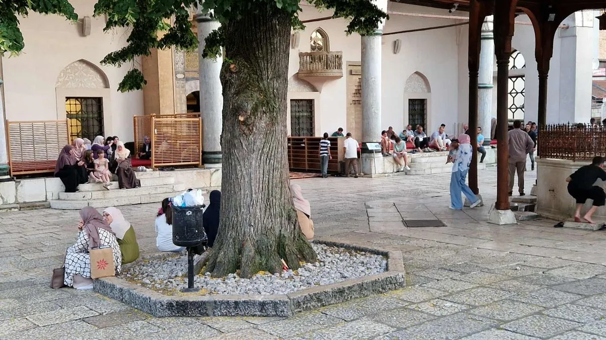 I samo što se oprostio od jedne grupe onih koji ga uvažavaju, Zukorlića su zaustavili drugi građani...