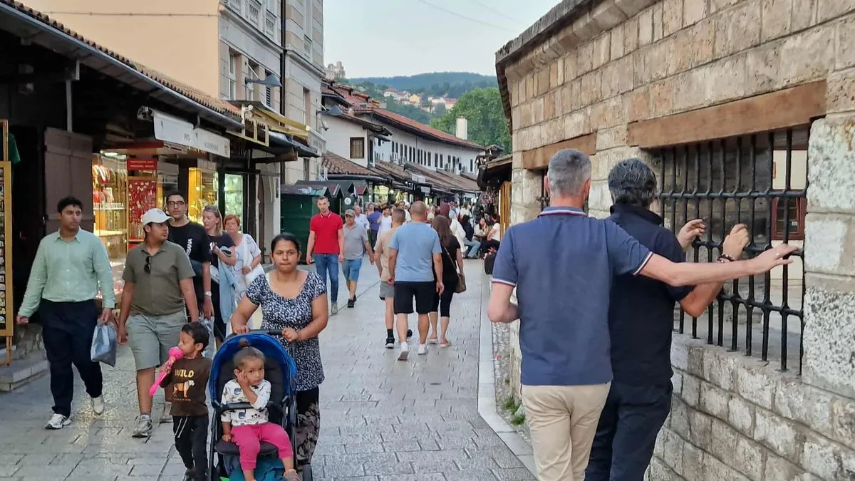 I samo što se oprostio od jedne grupe onih koji ga uvažavaju, Zukorlića su zaustavili drugi građani...
