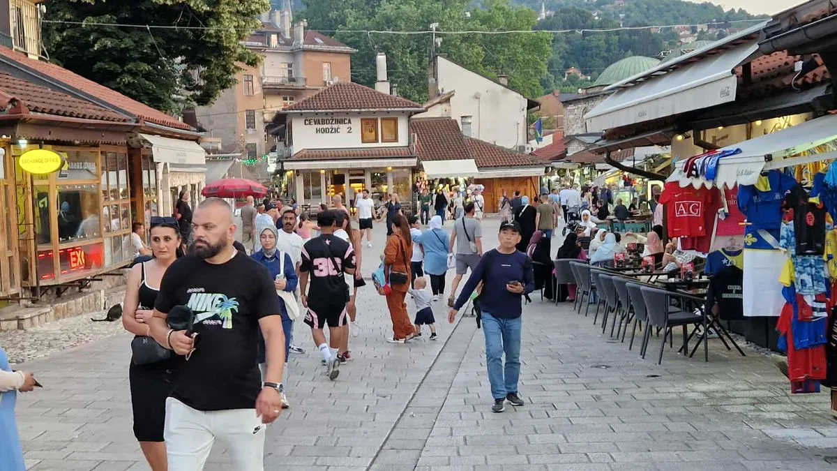 I samo što se oprostio od jedne grupe onih koji ga uvažavaju, Zukorlića su zaustavili drugi građani...