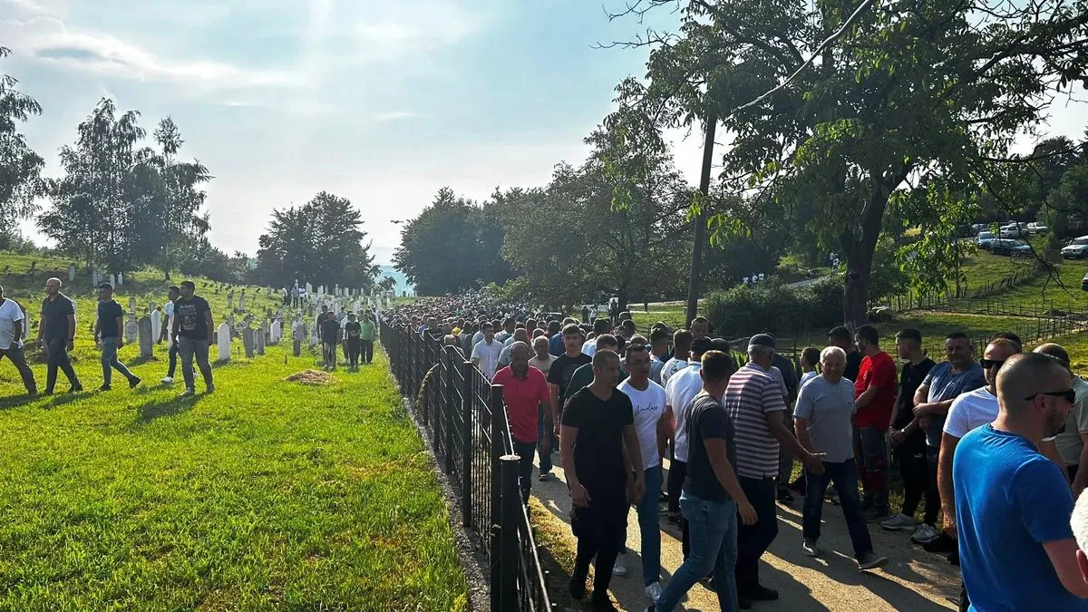 Veliki broj ljudi stigao je kako bi se oprostio od prerano preminulog mladića