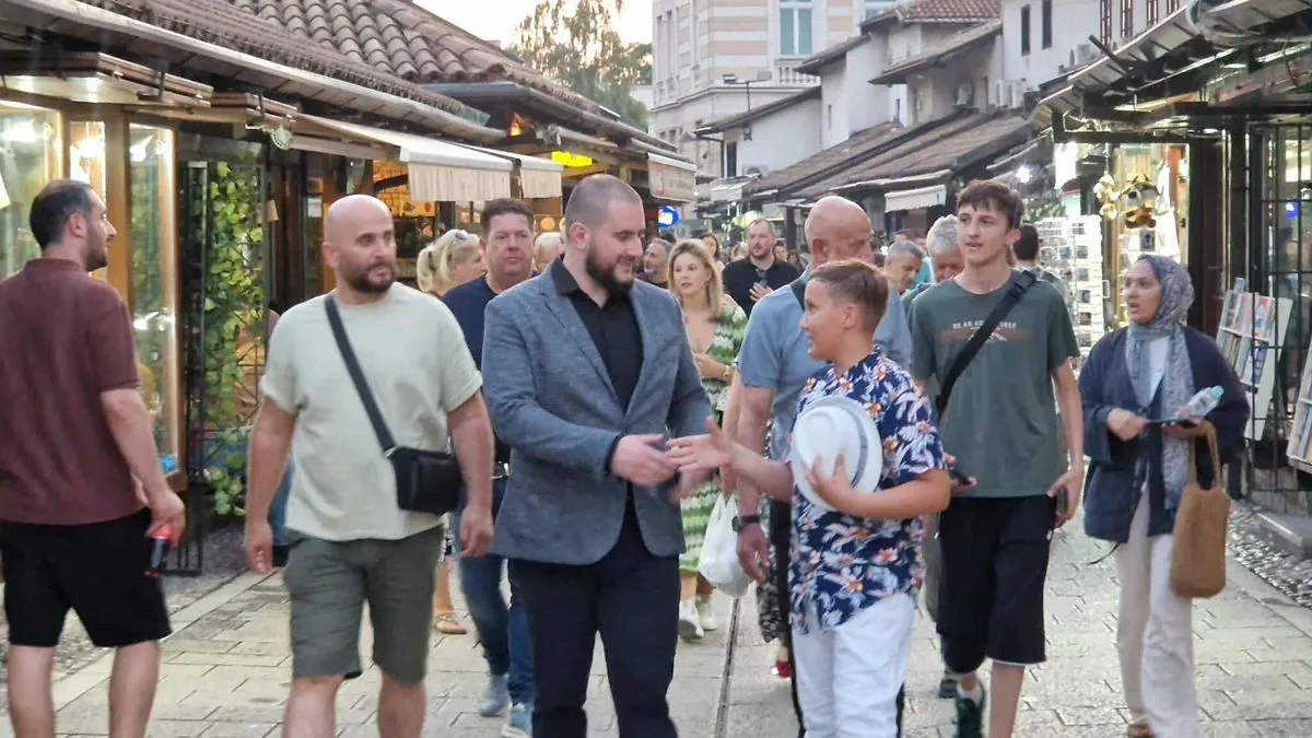 I samo što se oprostio od jedne grupe onih koji ga uvažavaju, Zukorlića su zaustavili drugi građani...