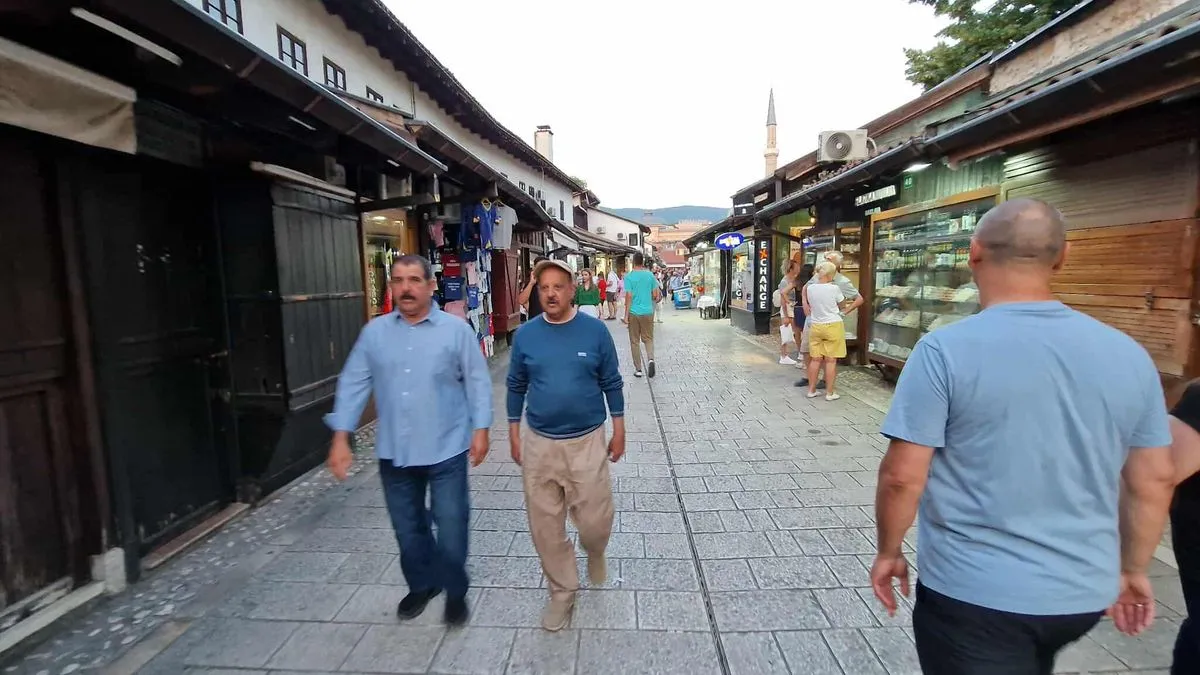 I samo što se oprostio od jedne grupe onih koji ga uvažavaju, Zukorlića su zaustavili drugi građani...