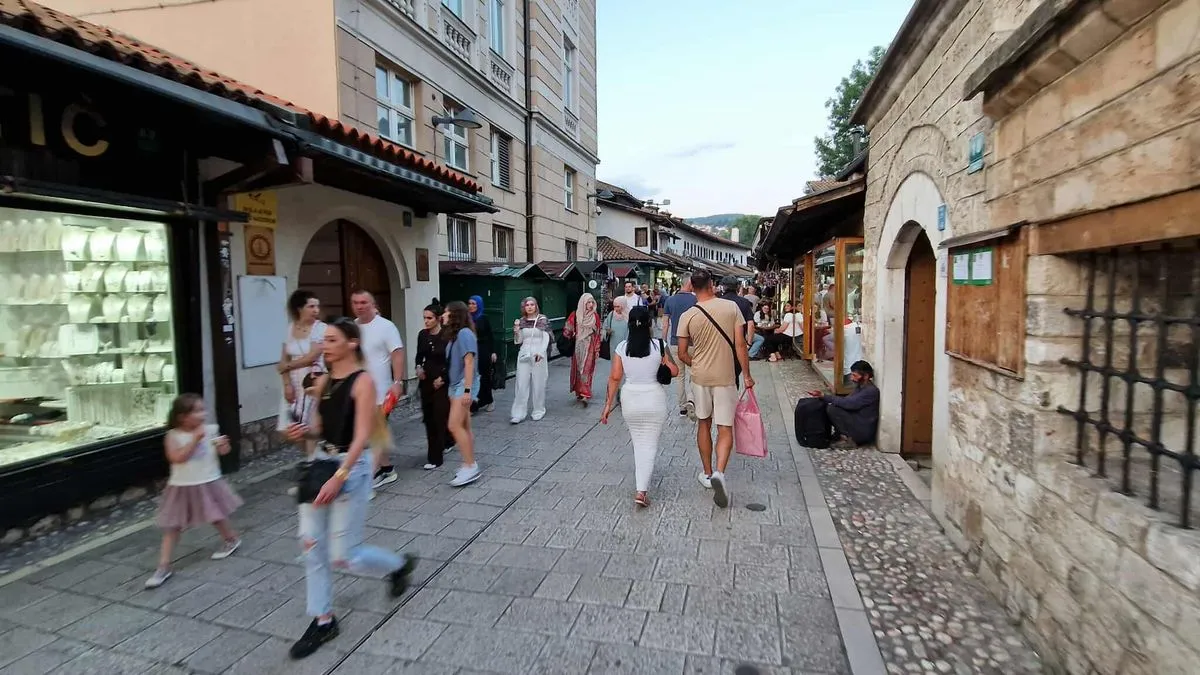 I samo što se oprostio od jedne grupe onih koji ga uvažavaju, Zukorlića su zaustavili drugi građani...