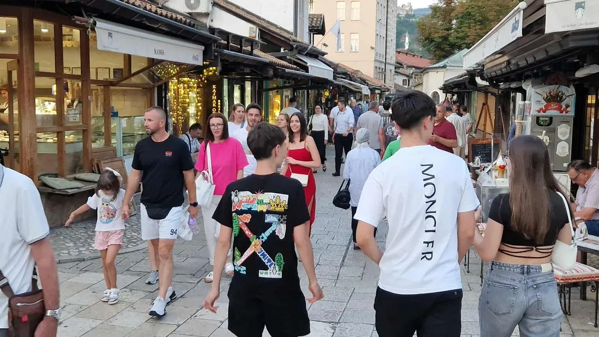 I samo što se oprostio od jedne grupe onih koji ga uvažavaju, Zukorlića su zaustavili drugi građani...