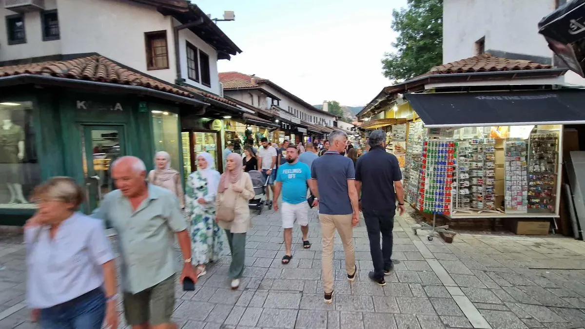 I samo što se oprostio od jedne grupe onih koji ga uvažavaju, Zukorlića su zaustavili drugi građani...
