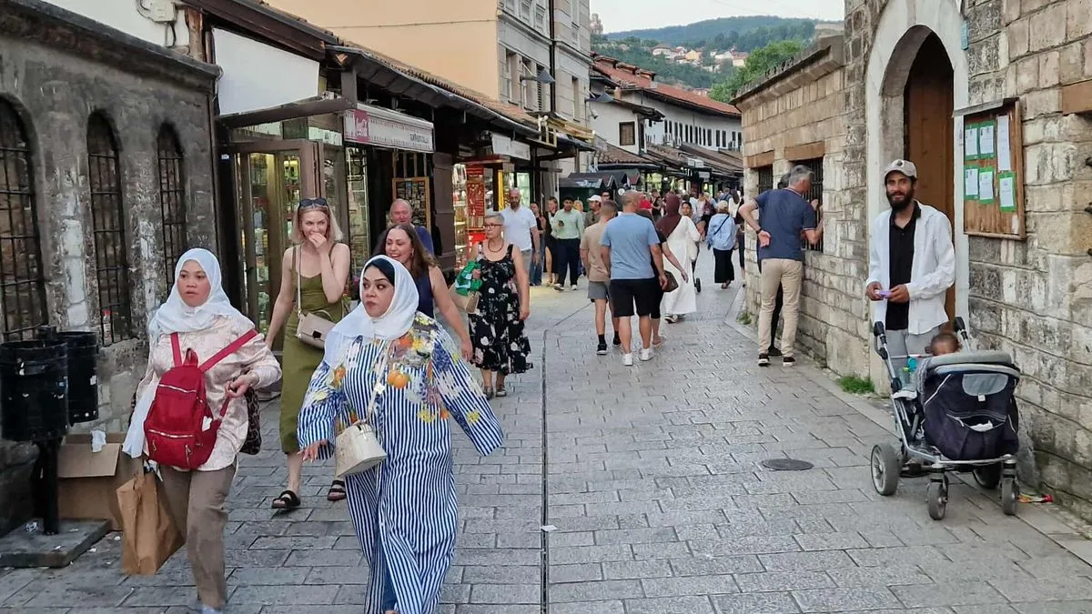 I samo što se oprostio od jedne grupe onih koji ga uvažavaju, Zukorlića su zaustavili drugi građani...