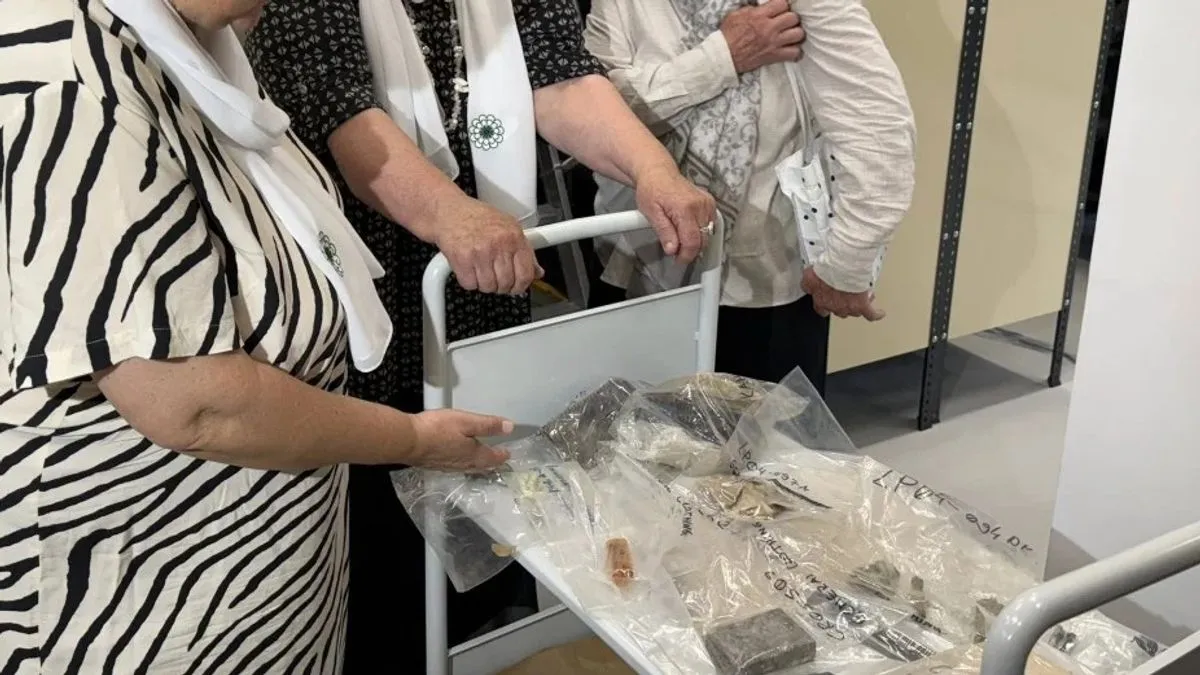 Radi se o odjevnim predmetima i ličnim stvarima žrtava genocida iz jula 1995. godine