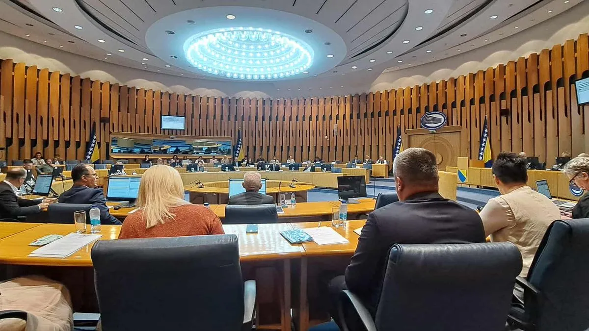 I ako je sjednica počela prije sat još je rasprava o kršenju poslovnika, što znači da nije usvojen dnevni red.