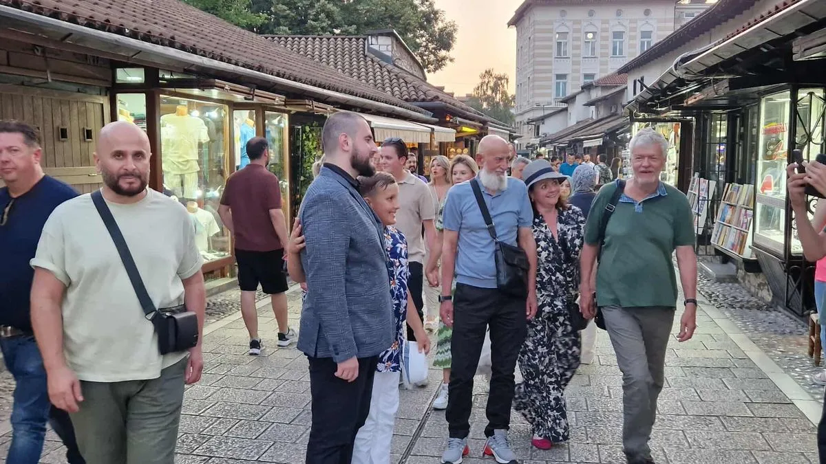 Prošetali smo srcem Sarajeva: Zukorlić u šetnji Baščaršijom, zaustavljaju ga brojni građani