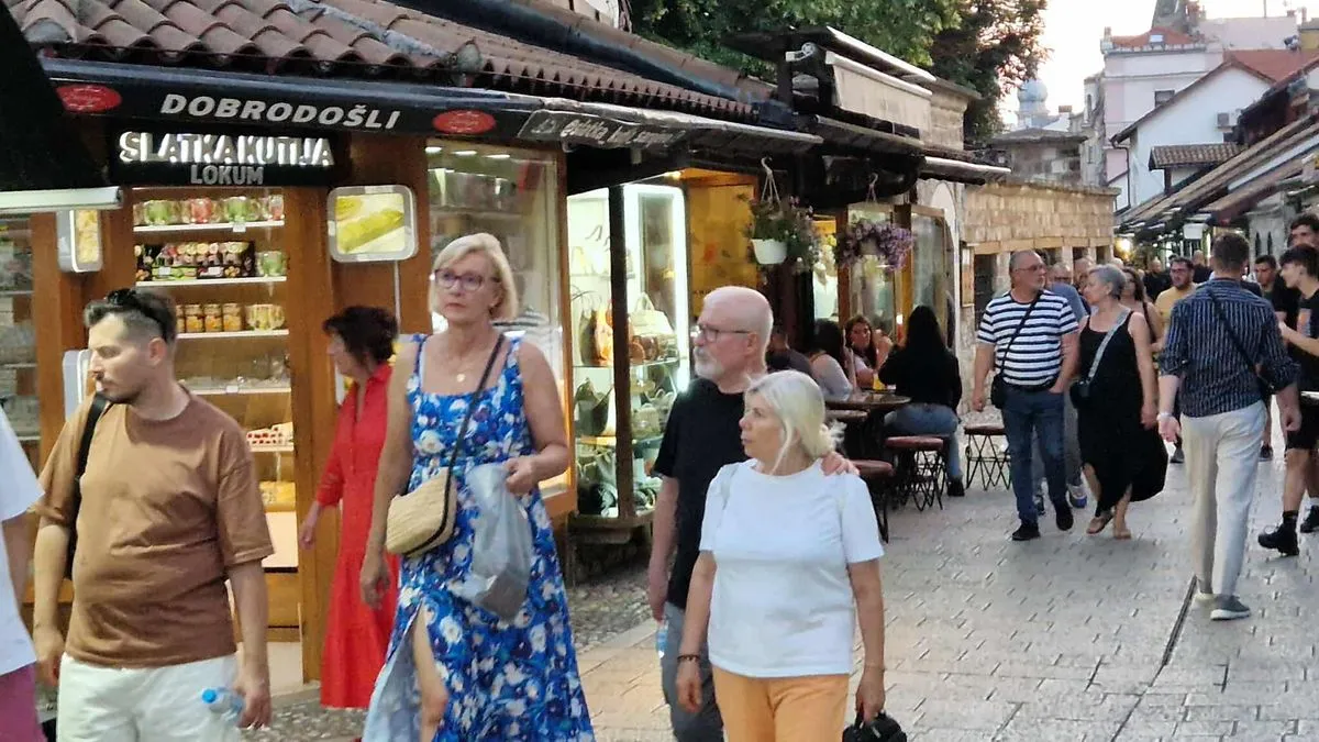 I samo što se oprostio od jedne grupe onih koji ga uvažavaju, Zukorlića su zaustavili drugi građani...