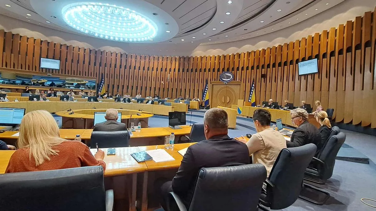I ako je sjednica počela prije sat još je rasprava o kršenju poslovnika, što znači da nije usvojen dnevni red.