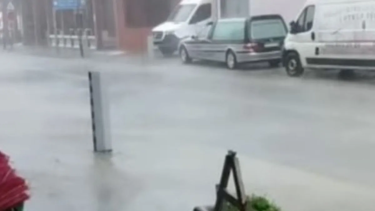  Ogromne ledene kugle oštetile su krovove, automobile, plastenike i usjeve, a nevrijeme je izazvalo i bujične poplave