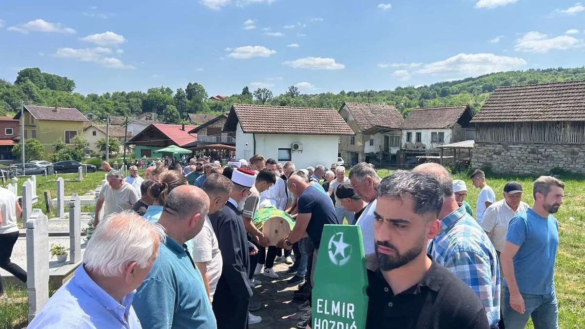 Našeg Elmira predadosmo zemlji kobaškoj, po kojoj je načinio prve dunjalučke korake...