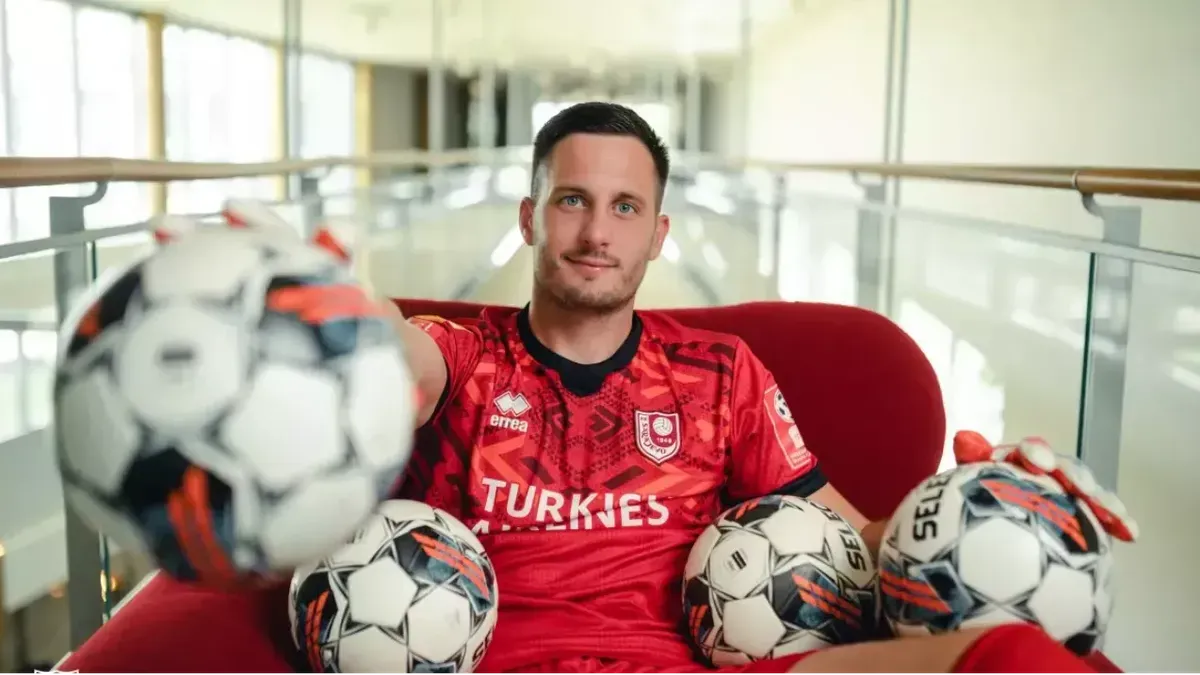 U prethodnoj sezoni zabilježio je 31 nastup, primio 18 golova i čak 17 puta sačuvao mrežu netaknutom