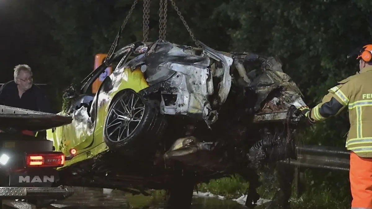 22-godišnjaka je, navodno, iznenadila jaka kiša i izgubio je kontrolu nad automobilom na mokroj cesti i proklizao