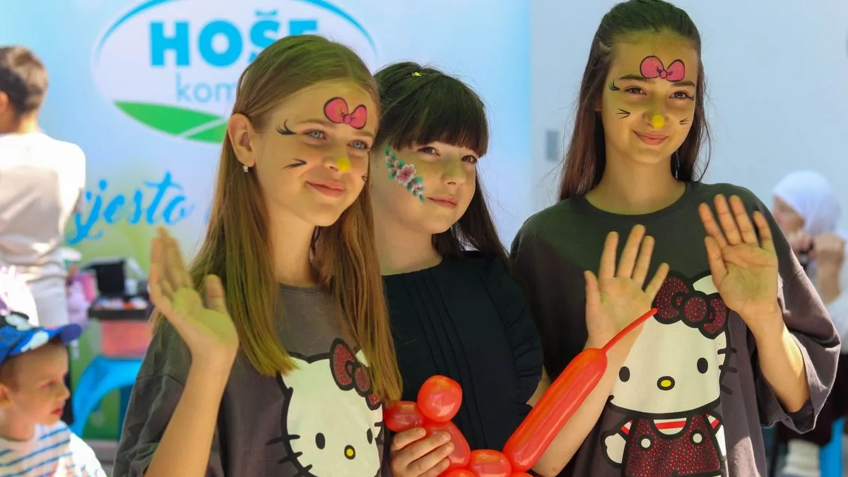 U proizvodnom segmentu poslovanja Hoše komerc je razvio linije proizvoda pod brendovima Bony i Merka, a tvornica slastica je jedna od najsavremenijih u regiji.