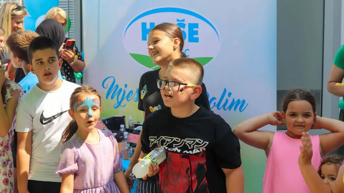 U proizvodnom segmentu poslovanja Hoše komerc je razvio linije proizvoda pod brendovima Bony i Merka, a tvornica slastica je jedna od najsavremenijih u regiji.