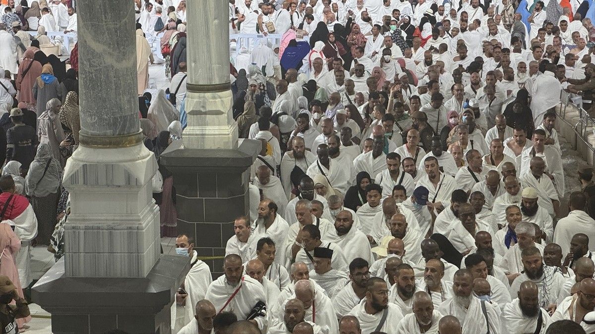 Ove godine u Meki se okupilo više od dva miliona hodočasnika iz cijelog svijeta, odjevenih u jednostavne bijele ihrame, simbol jednakosti i pobožnosti u islamu.