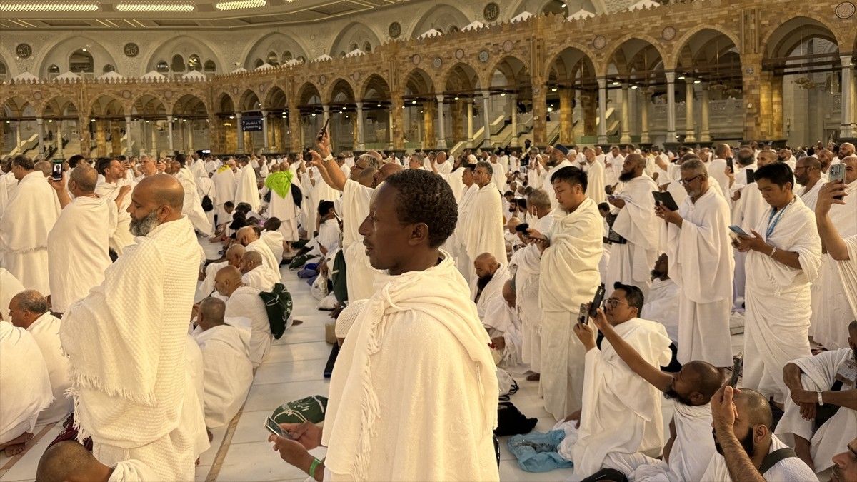 Ove godine u Meki se okupilo više od dva miliona hodočasnika iz cijelog svijeta, odjevenih u jednostavne bijele ihrame, simbol jednakosti i pobožnosti u islamu.