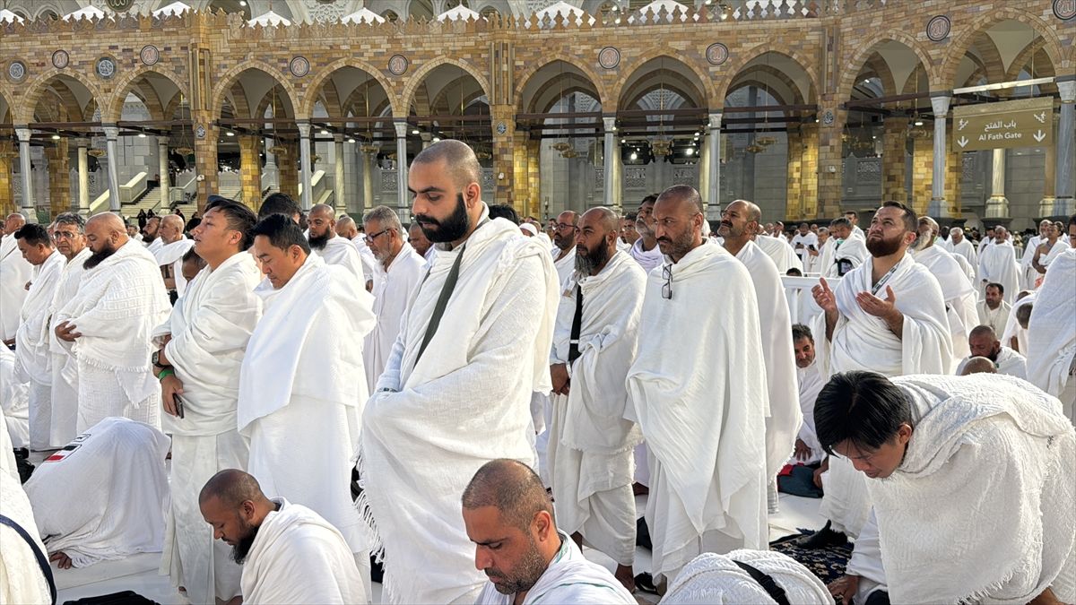 Ove godine u Meki se okupilo više od dva miliona hodočasnika iz cijelog svijeta, odjevenih u jednostavne bijele ihrame, simbol jednakosti i pobožnosti u islamu.