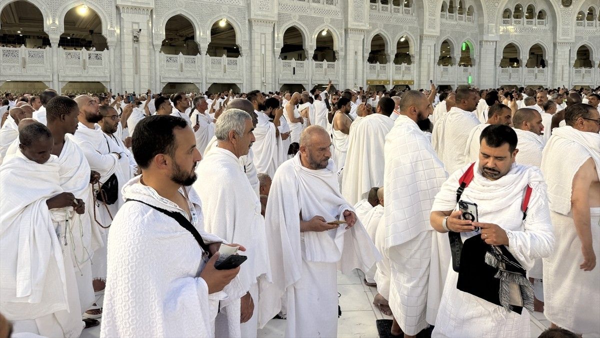Ove godine u Meki se okupilo više od dva miliona hodočasnika iz cijelog svijeta, odjevenih u jednostavne bijele ihrame, simbol jednakosti i pobožnosti u islamu.