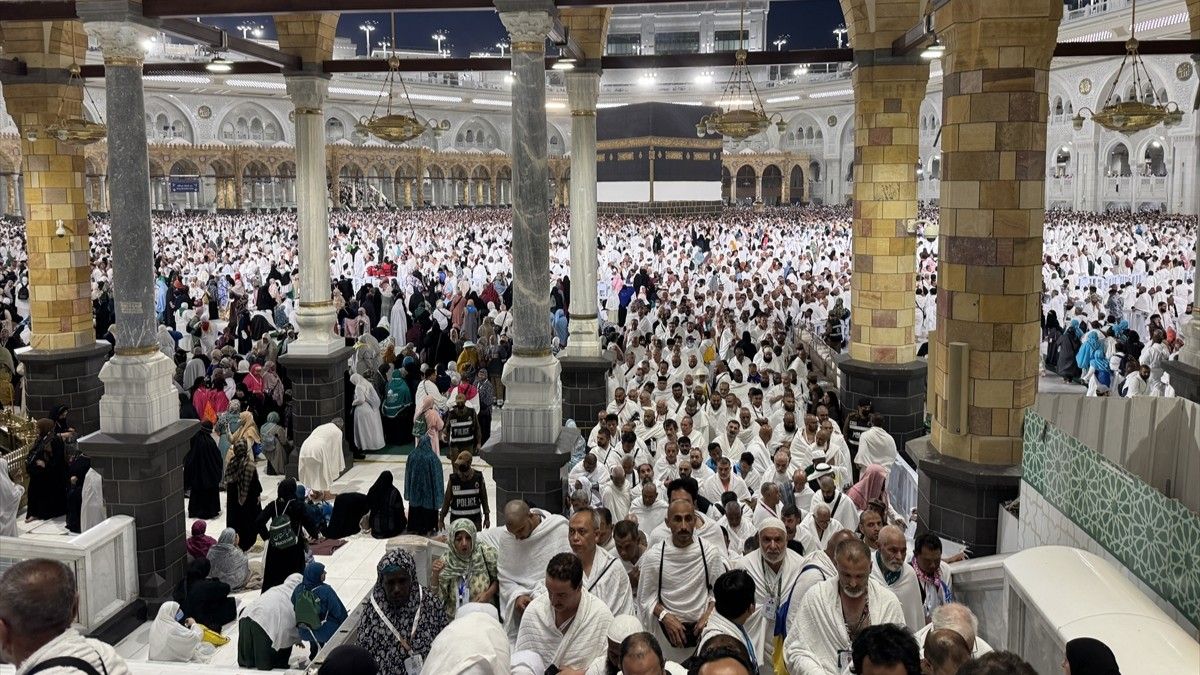 Ove godine u Meki se okupilo više od dva miliona hodočasnika iz cijelog svijeta, odjevenih u jednostavne bijele ihrame, simbol jednakosti i pobožnosti u islamu.