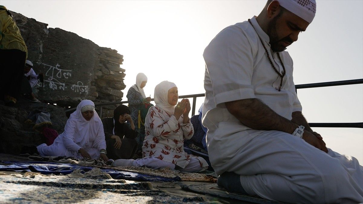 Ove godine u Meki se okupilo više od dva miliona hodočasnika iz cijelog svijeta, odjevenih u jednostavne bijele ihrame, simbol jednakosti i pobožnosti u islamu.