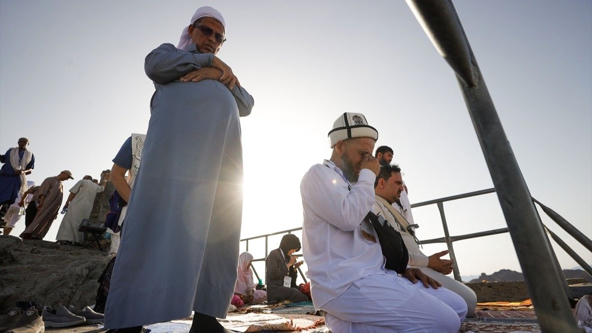 Ove godine u Meki se okupilo više od dva miliona hodočasnika iz cijelog svijeta, odjevenih u jednostavne bijele ihrame, simbol jednakosti i pobožnosti u islamu.