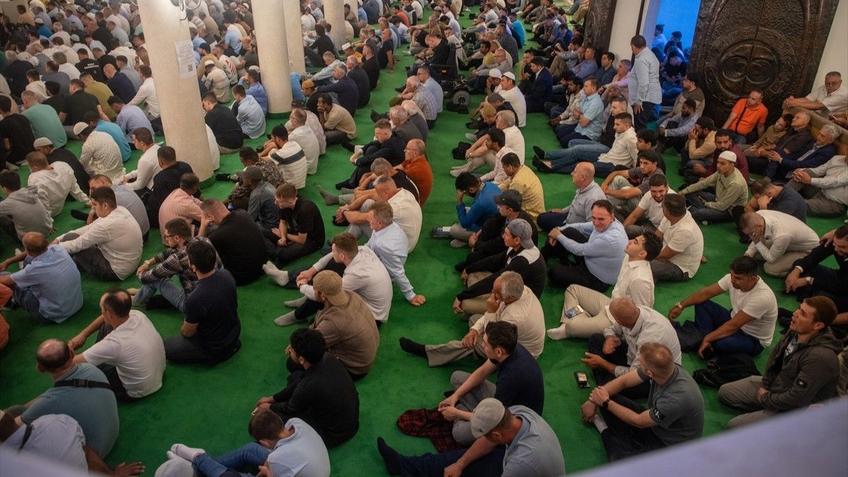 Vjernici su bajram-namaz klanjali i Kurban bajram dočekali u džamijama u BiH, Srbiji, Crnoj Gori, Hrvatskoj, Kosovu, Sjevernoj Makedoniji i Albaniji.