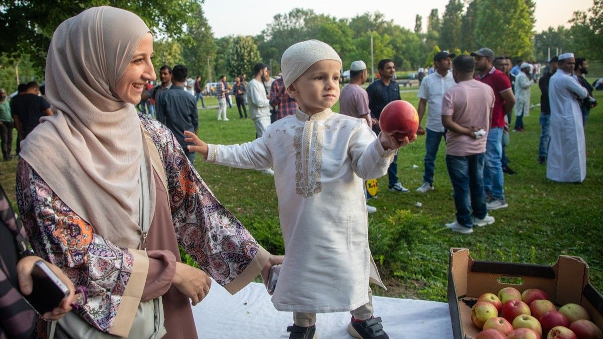 Vjernici su bajram-namaz klanjali i Kurban bajram dočekali u džamijama u BiH, Srbiji, Crnoj Gori, Hrvatskoj, Kosovu, Sjevernoj Makedoniji i Albaniji.